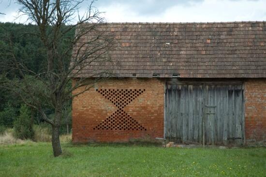 HAGYOM�NY �S MODERNIT�S