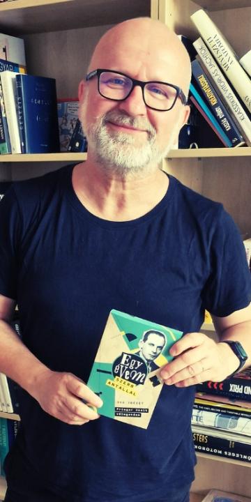 K�NYVBEMUTAT� A MOZIBAN