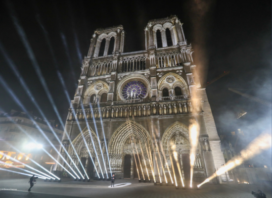 A FELTMASZTOTT NOTRE-DAME