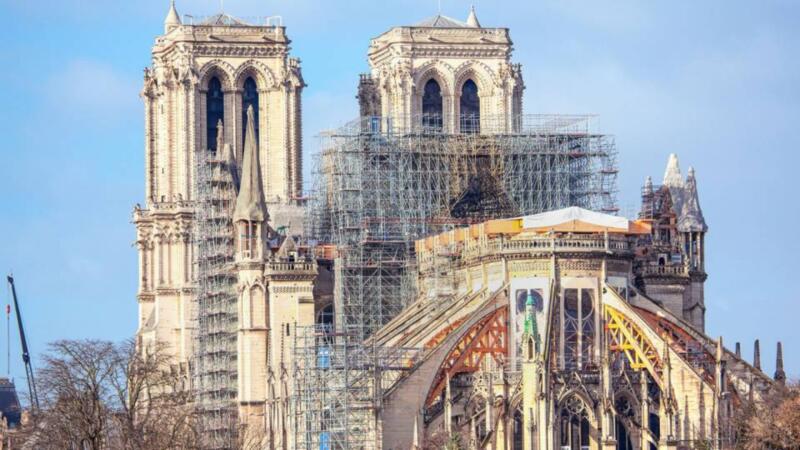 A FELTMASZTOTT NOTRE-DAME